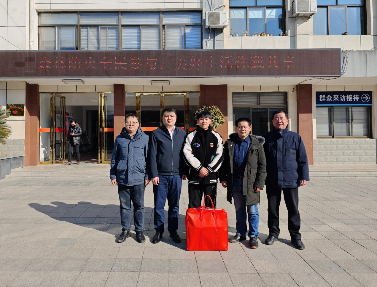合肥科技職業(yè)學(xué)院團(tuán)委走訪慰問(wèn)安徽省大學(xué)生志愿服務(wù)鄉(xiāng)村振興計(jì)劃志愿者